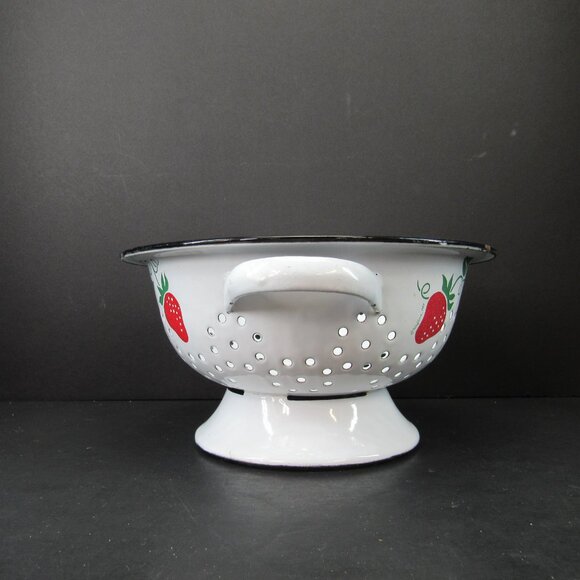1983 Teleflora White Painted Metal Collander with Strawberry Design 4"X8" - Picture 4 of 8
